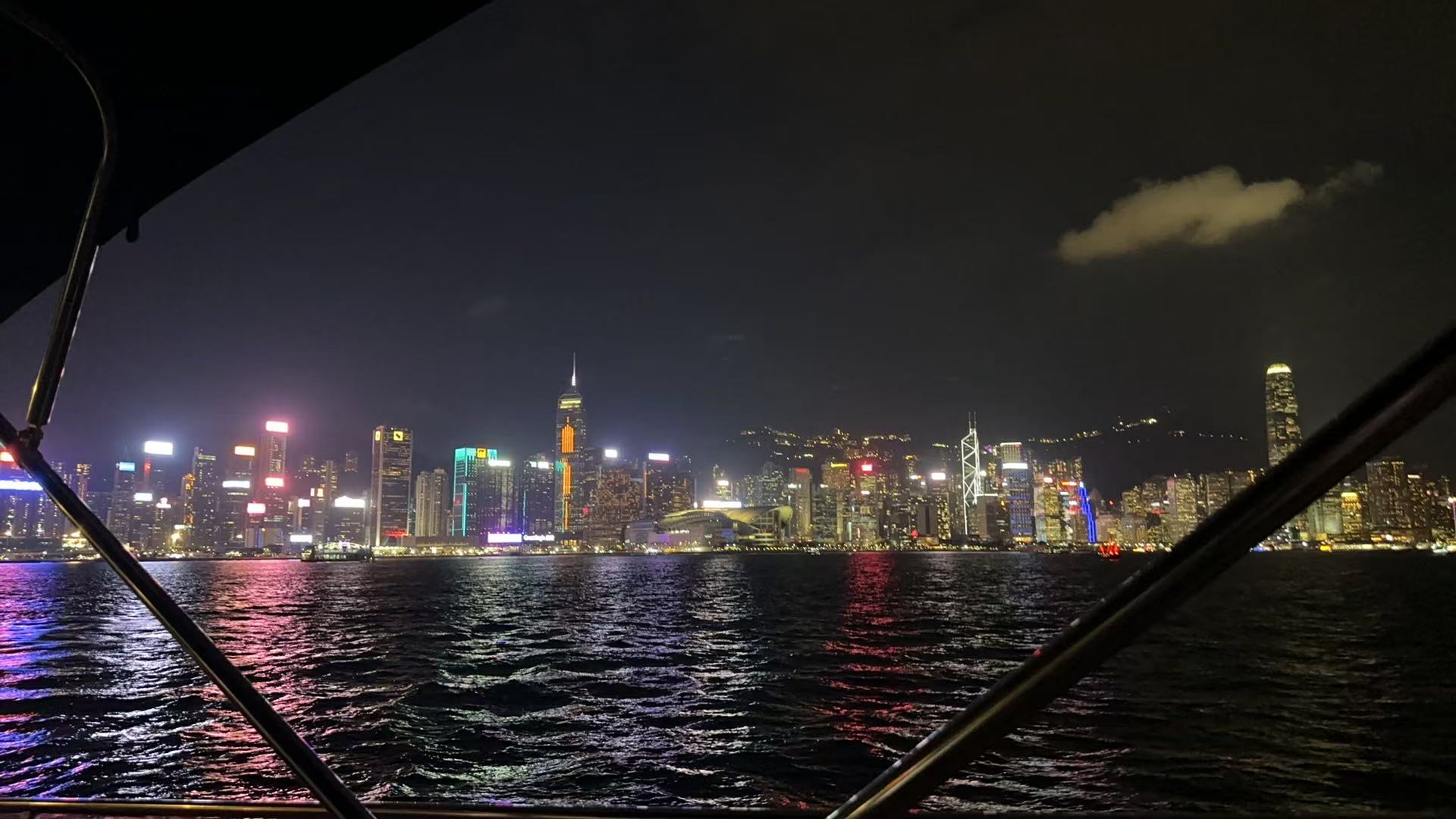 我在香港租一艘游艇在维港纪念张国荣七十周年诞辰